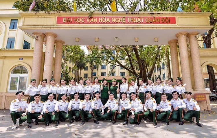 muon-lam-ca-si-thi-hoc-truong-nao-3